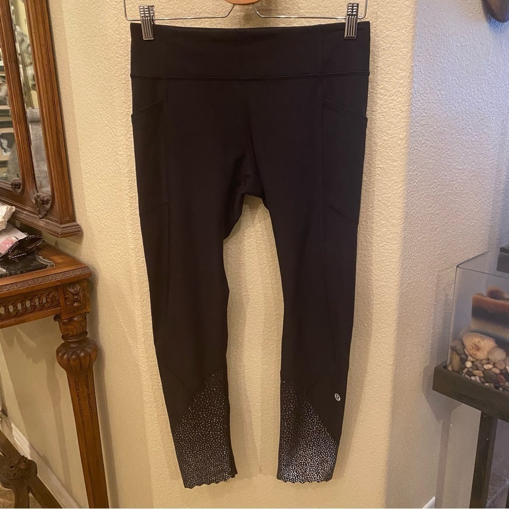 LULULEMON Women Black Designed Hem Side Pocket Athletic Cropped Pants Size 8